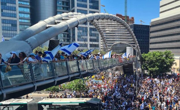 חסימת התנועה בגשר בגין  (צילום: ליזי שאנן)