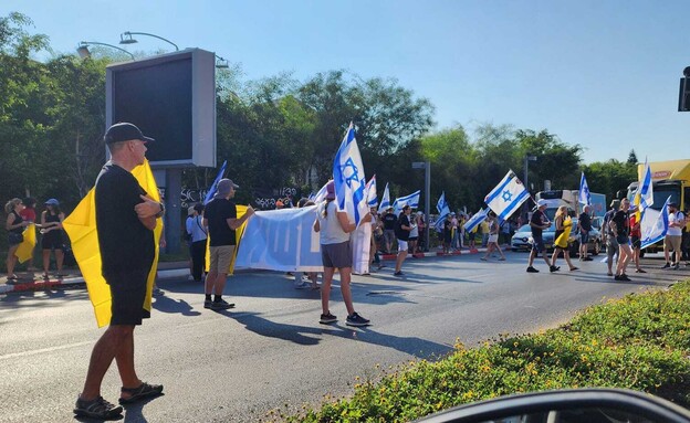 מפגינים בצומת הפיל (צילום: שי קוריאנסקי)