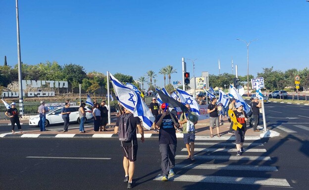 מפגינים בצומת ראש פינה (צילום: יונתן פורת לובנסקי)