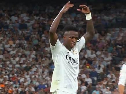 ויניסיוס קורא לברנבאו לעודד את אמבפה