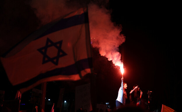 המונים במחאה הקוראת לעסקת חטופים בשער בגין (צילום: reuters)