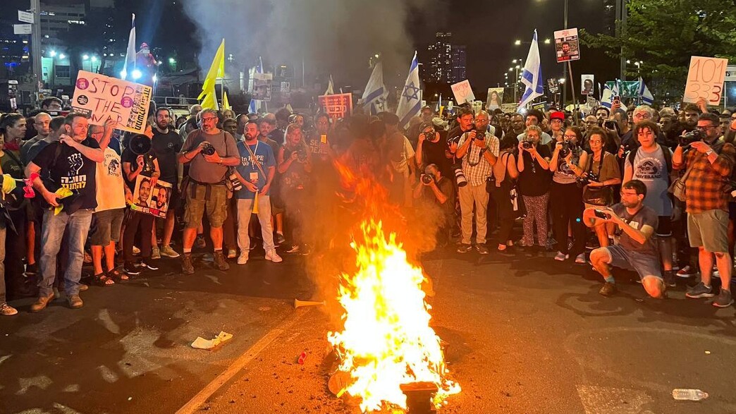 המונים במחאה הקוראת לעסקת חטופים בשער בגין המונים במחאה הקוראת לעסקת חטופים בשער בגין