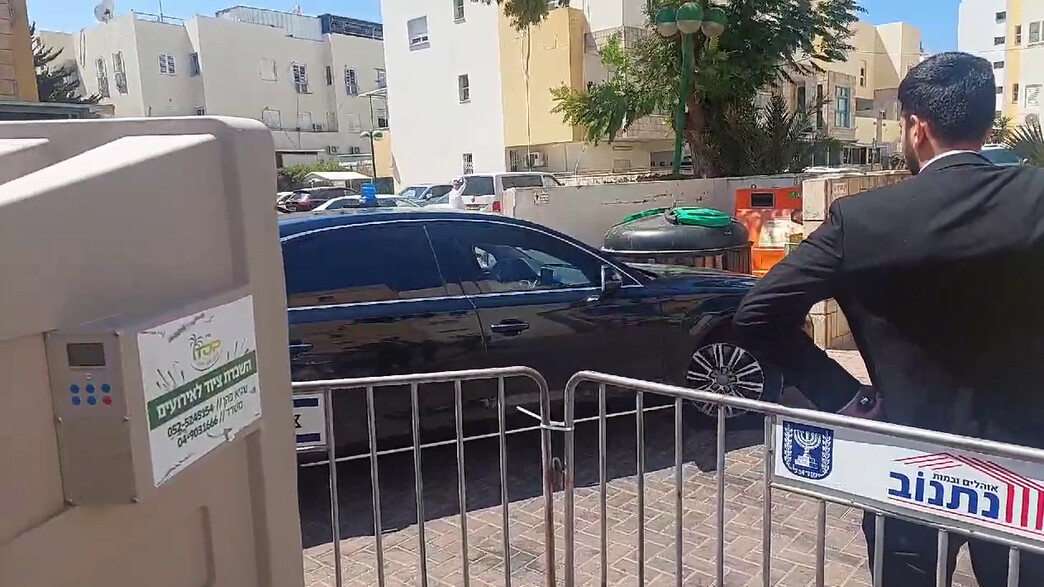 רה"מ בביקור ניחומים בבית משפחתו של אלכס לובנוב 