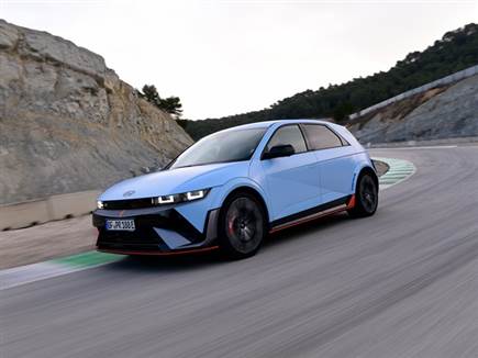 עד 650 כ"ס במצב Boost ו-3.4 שניות ל-100 קמ"ש