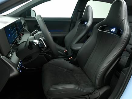 מושבים ספורטיביים עם תפירה כחולה האופיינית לחטיבת N