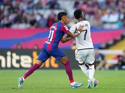 חברים-יריבים. ויניסיוס וראפיניה (Alex Caparros/Getty Images) (צילום: ספורט 5)