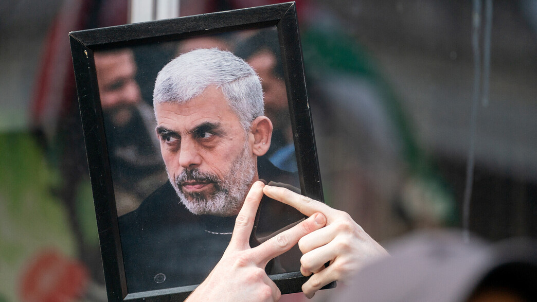 תמונתו של מנהיג חמאס יחיא סינוואר מונפת בניו יורק