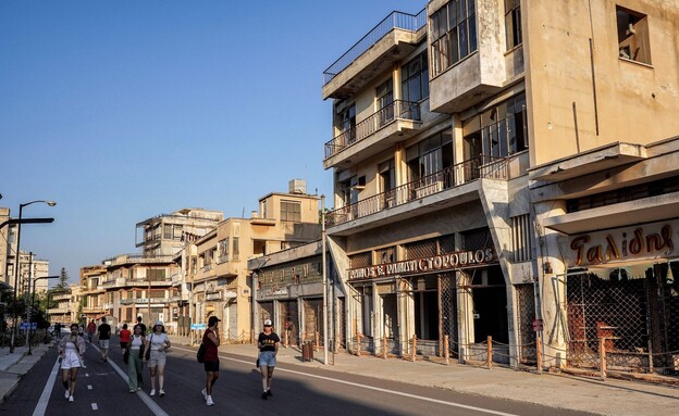 תיירים מטיילים ורושה פמגוסטה קפריסין (צילום: ROY ISSA, getty images)