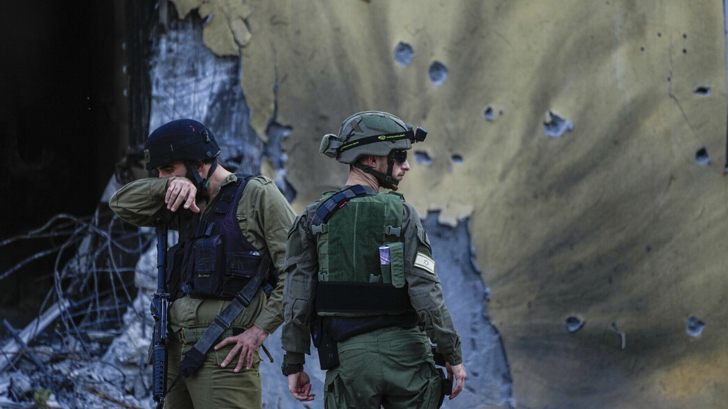 חיילים בקיבוץ בארי לאחר טבח 7 באוקטובר