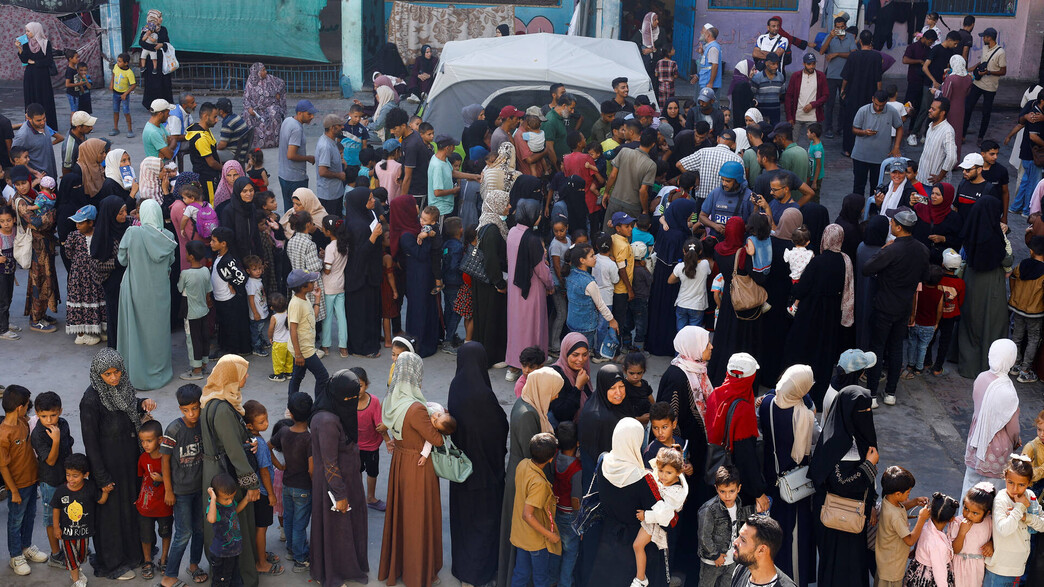 אזרחים עזתים עומדים בתור לחיסוני פוליו אזרחים עזתים עומדים בתור לחיסוני פוליו