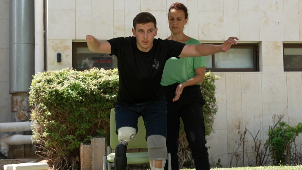 הלוחם ארי שפיץ שנפצע קשה בעזה ישיא משואה ביום העצמאות