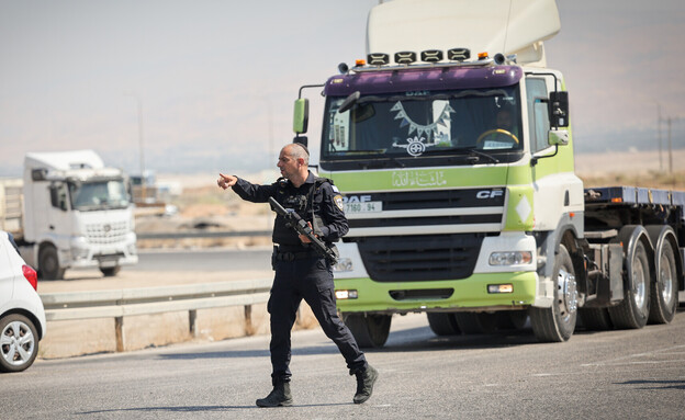 זירת הפיגוע במעבר אלנבי (צילום: יונתן זינדל, פלאש 90)