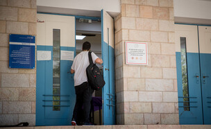 תלמיד נכנס לגימנסיה רחביה בירושלים (צילום: יונתן זינדל, פלאש 90)