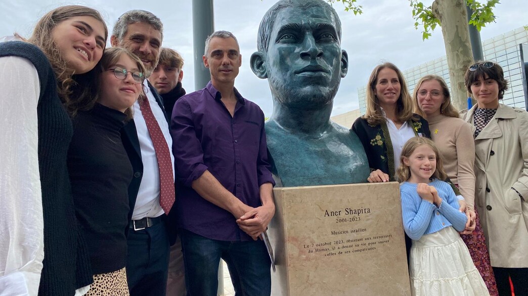 הפסל לזכרו של ענר שפירא