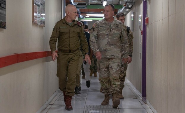 מפקד סנטקום עם מפקד פיקוד הצפון בביקור