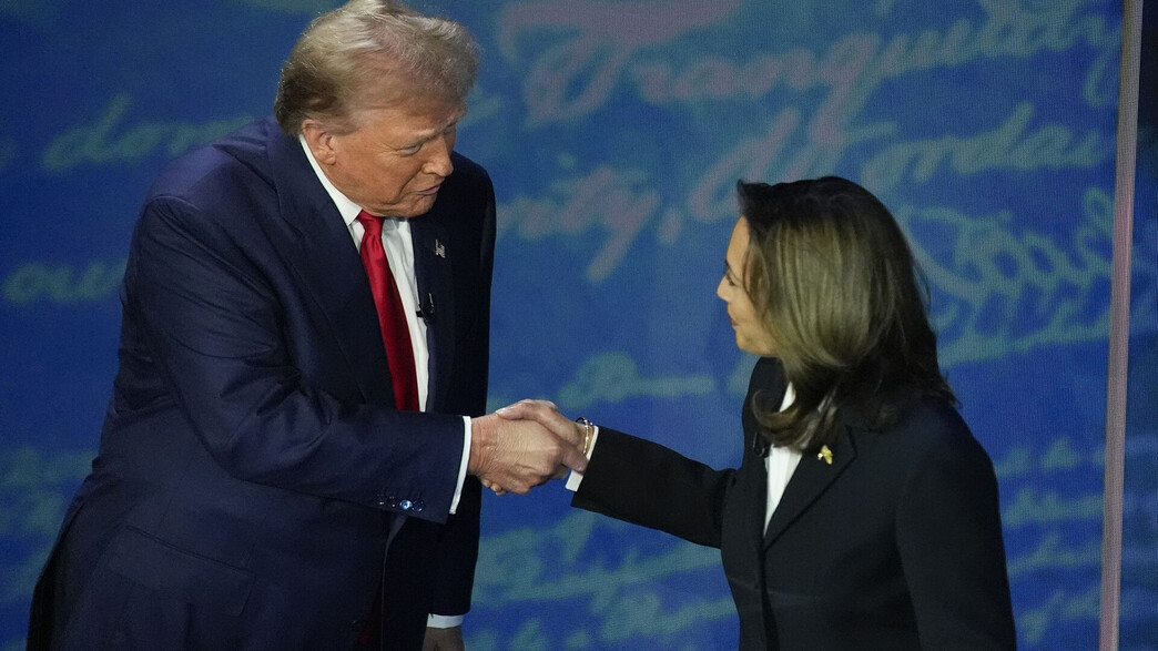 קמלה האריס ודונלד טראמפ לוחצים ידיים בעימות