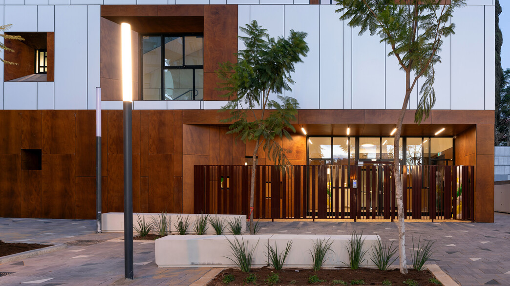 גנים ומרכזים רמת גן כניסה מזמינה למבנה רגבים אדריכלים גנים ומרכזים רמת גן כניסה מזמינה למבנה רגבים אדריכלים