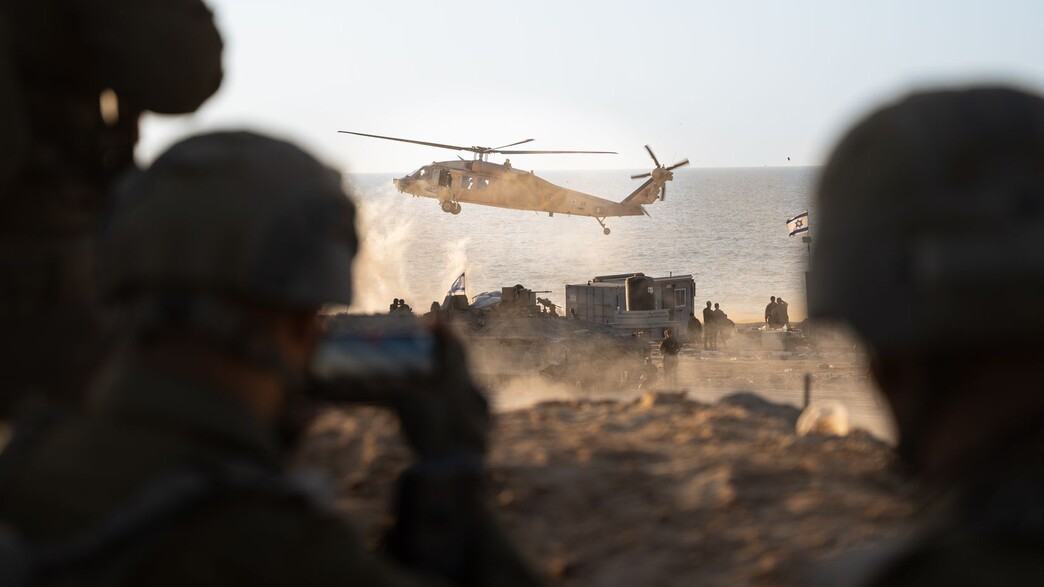 מסוק צה"לי נוחת סמוך לחוף הים בעזה (צילום: דובר צה"ל)