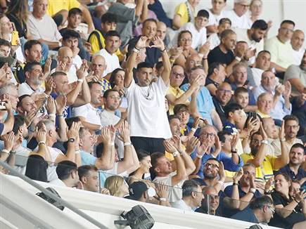 קיבל כבוד מהיציע הצהוב. ריקן (אלן שיבר)