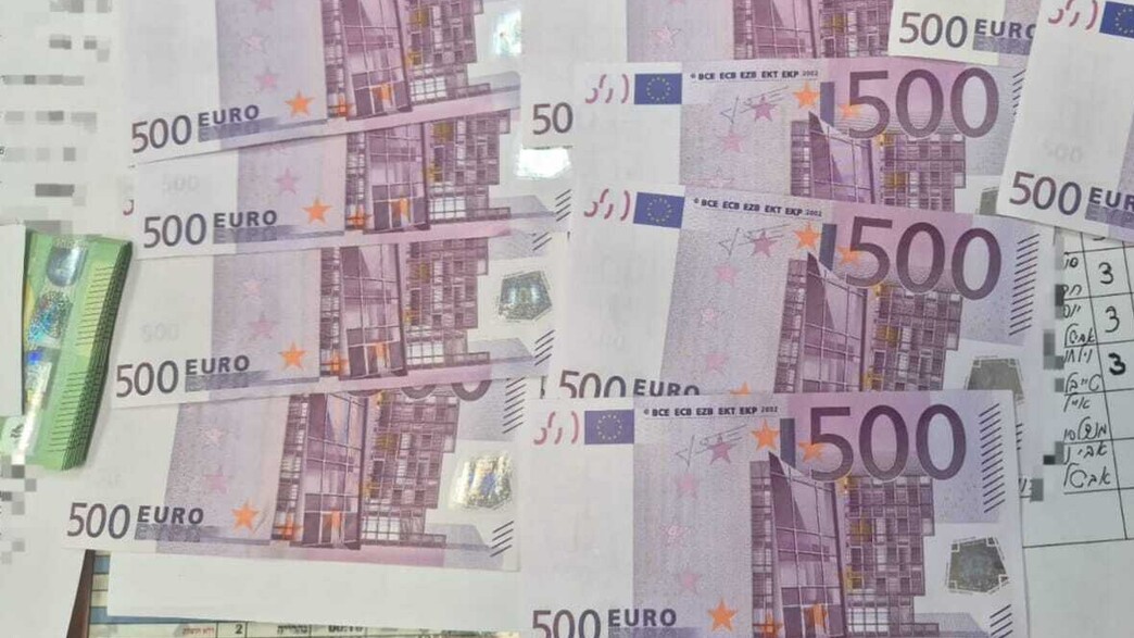 תיק עם שטרות של אירו שנשכחו ברכבת תיק עם שטרות של אירו שנשכחו ברכבת