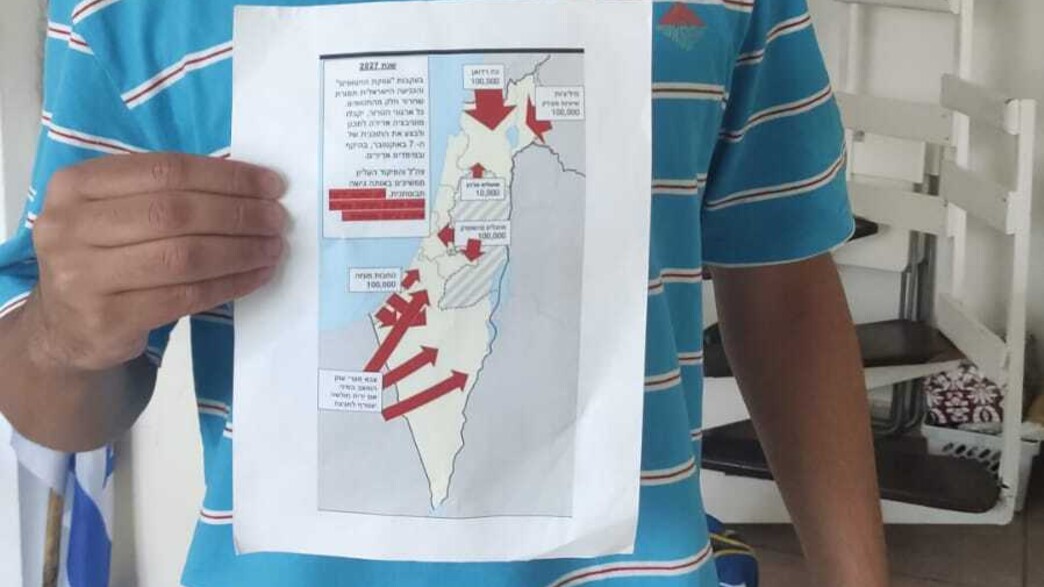 נבו, תלמיד כיתה י"א שקיבל את מפת הגבולות נבו, תלמיד כיתה י"א שקיבל את מפת הגבולות