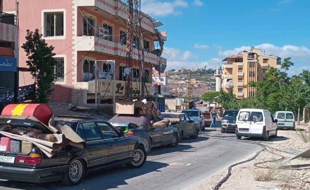 תושבים בלבנון מפנים רהיטים מכפר אל-עדיסה