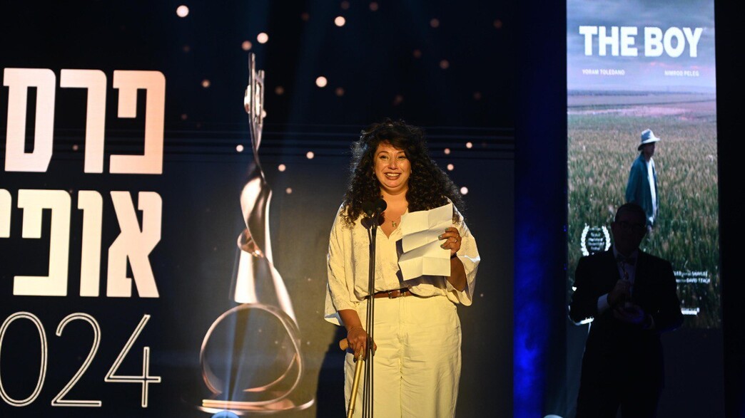 שי לי עטרי בקבלת פרס אופיר שבו זכה בעלה שנרצח