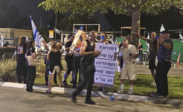 אישה שהביעה תמיכה בפצ"רית הותקפה במחאה נגדה