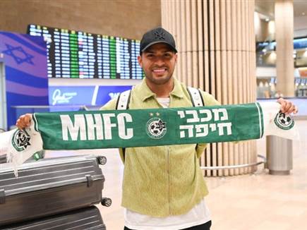 עם הצעיף של מכבי חיפה (ברני ארדוב)