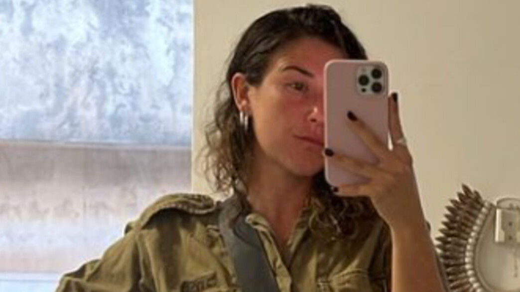 יעל סנדלר על מדים יעל סנדלר על מדים