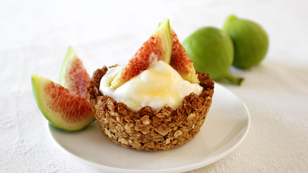 סלסילות קוואקר ושקדים עם קרם שמנת ותאנים