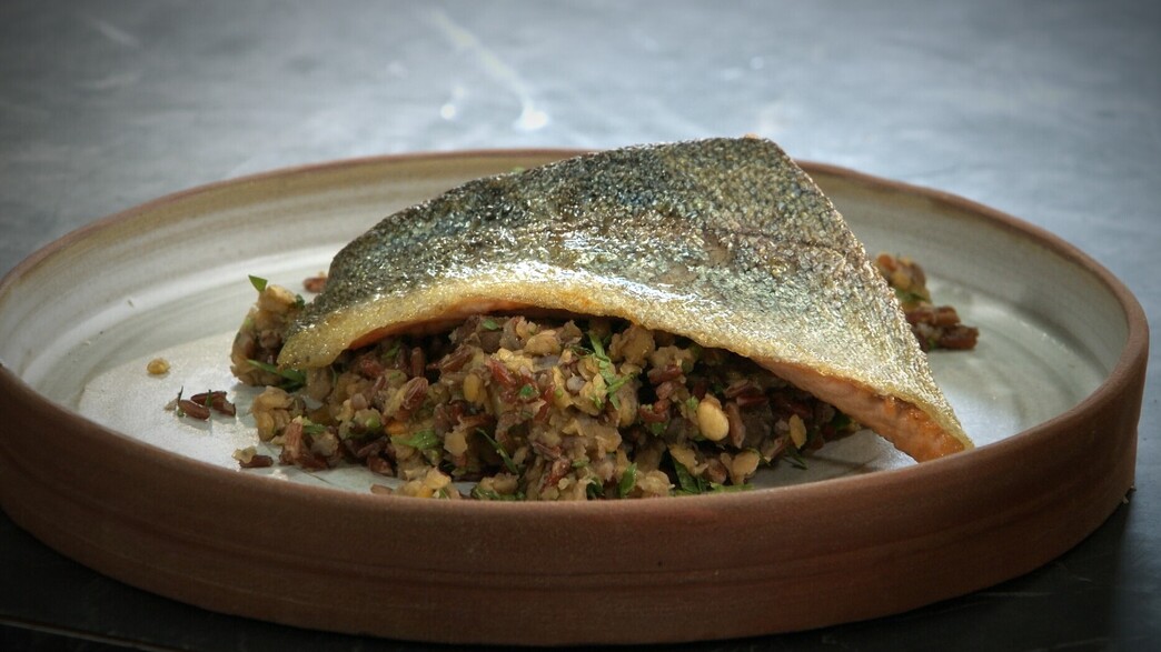 פורל צרוב על אורז אדום פורל צרוב על אורז אדום