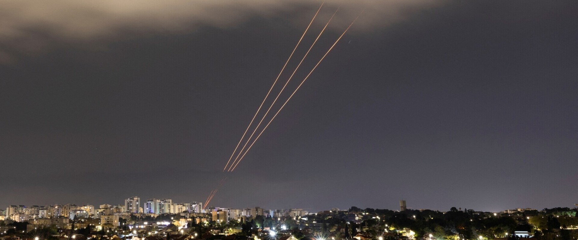 יירוט המתקפה האיראנית כפי שנראתה מאשקלון (צילום: רויטרס)