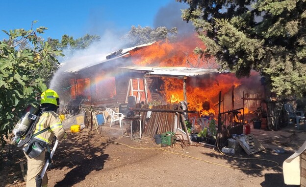 שריפה בבית בקדיתא כתוצאה מפגיעת טיל (צילום: כב