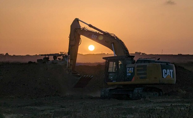 הקמת מגנן בפאתי סג'עייה לפני כניסת שבת (צילום: דניאל אורבך)