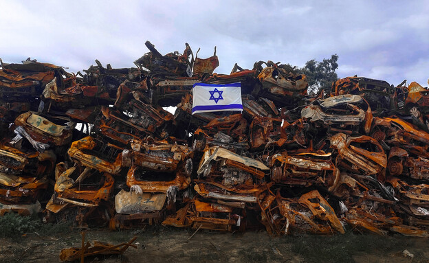 מערום המכוניות ההרוסות ממסיבת ה"נובה" (צילום: עומרי אבגיל)