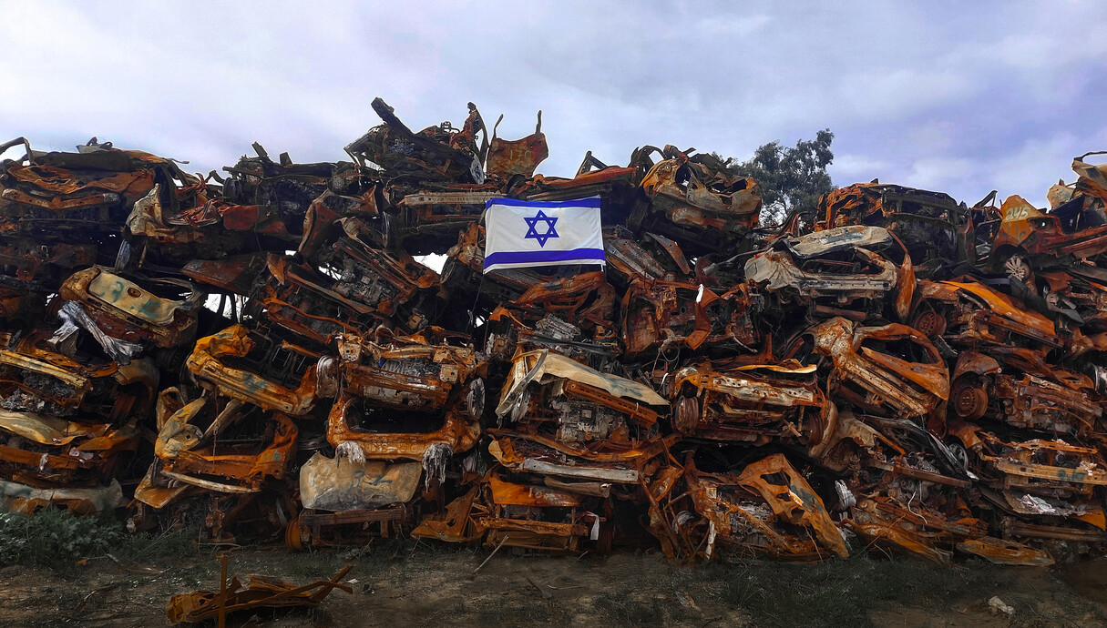 מערום המכוניות ההרוסות ממסיבת ה