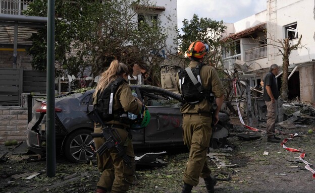 פעילות אנשי פיקוד העורף בזירת הנפילה בקריית ביאליק (צילום: דובר צה"ל)