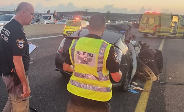 זירת התאונה בכביש 77 בה נהרג נער בתאונת דרכים לאחר אזעקה (צילום: דוברות המשטרה)