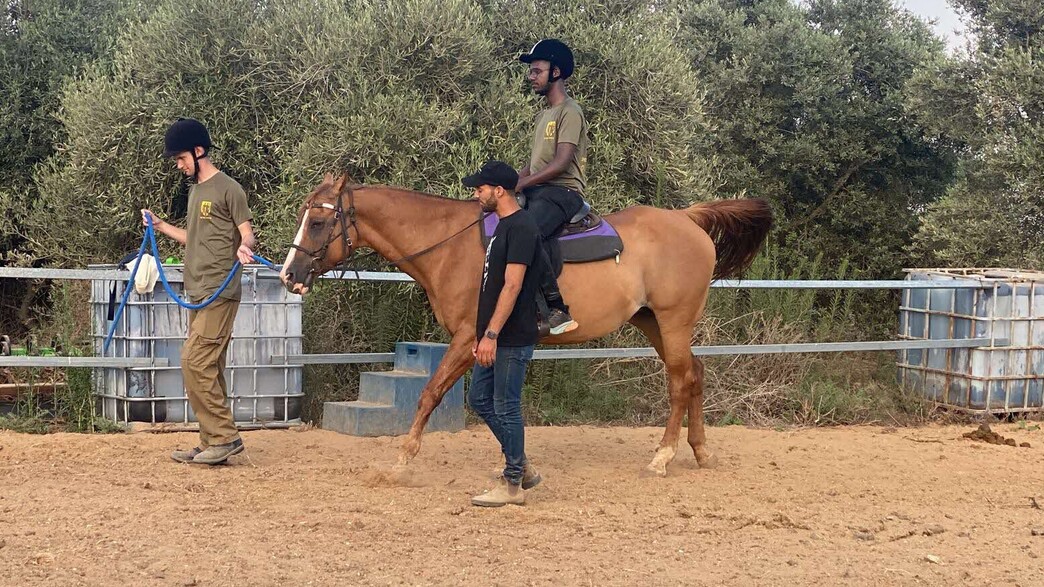 "גיבור לגיבור" - גדולים במדים "גיבור לגיבור" - גדולים במדים