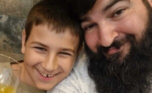 ישראל בוטון עם בנו, מנחם מענדל (מנדי)