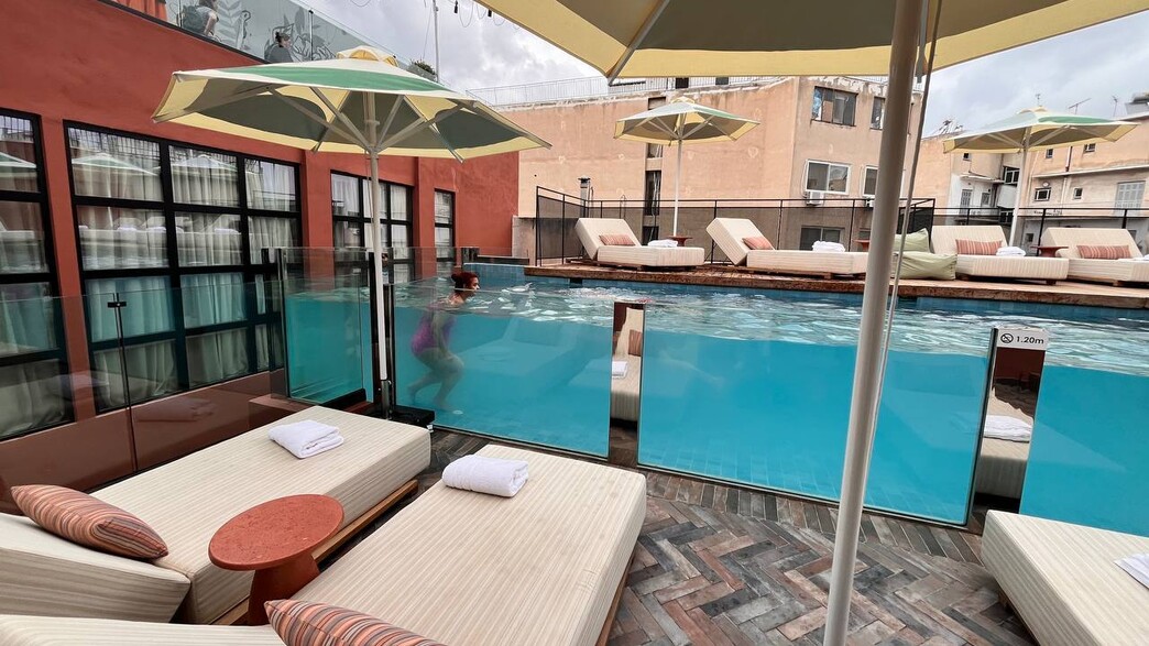 בריכה רופטופ אניס אלומה אתונה 