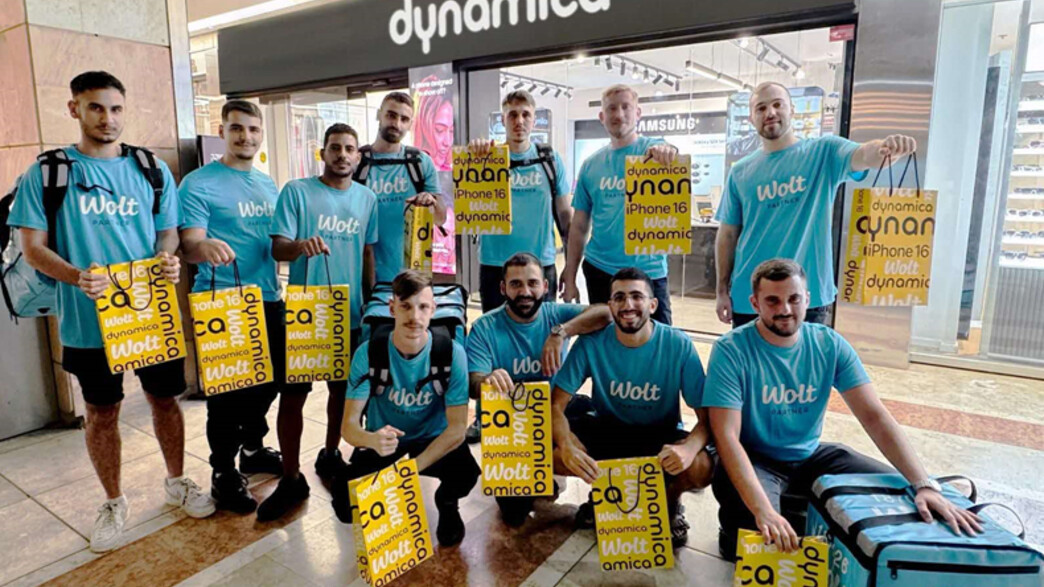 שליחי וולט סמוך לסניף דינמיקה 