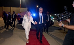 בני הזוג נתניהו עולים למטוס "כנף ציון" (צילום: אבי אוחיון, לע"מ)