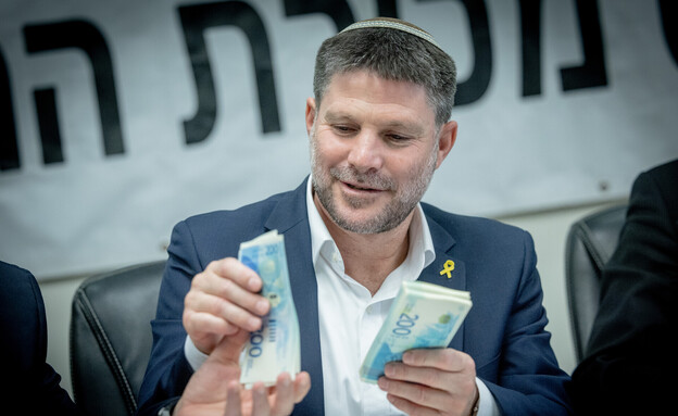 שר האוצר בצלאל סמוטריץ' עם שטרות כסף במעמד מכירת ה (צילום: חיים גולדברג, פלאש 90)