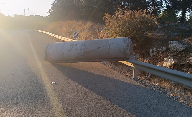 חלקי הטיל על הכביש (צילום: דוברות המשטרה)