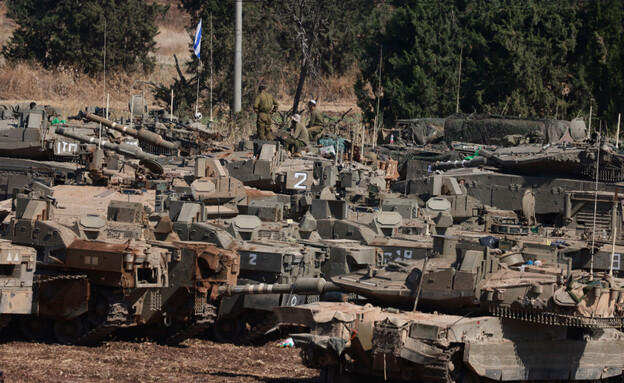 הכלים והכוחות בצפון (צילום: MENAHEM KAHANA/AFP via Getty Images)