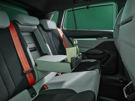 בסיס גלגלים זהה לאח הגדול מה שמשאיר שפע של מרווח