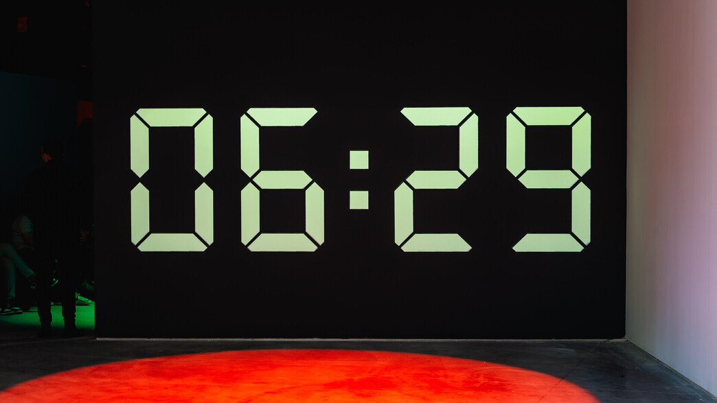 06:26 - מחושך לאור