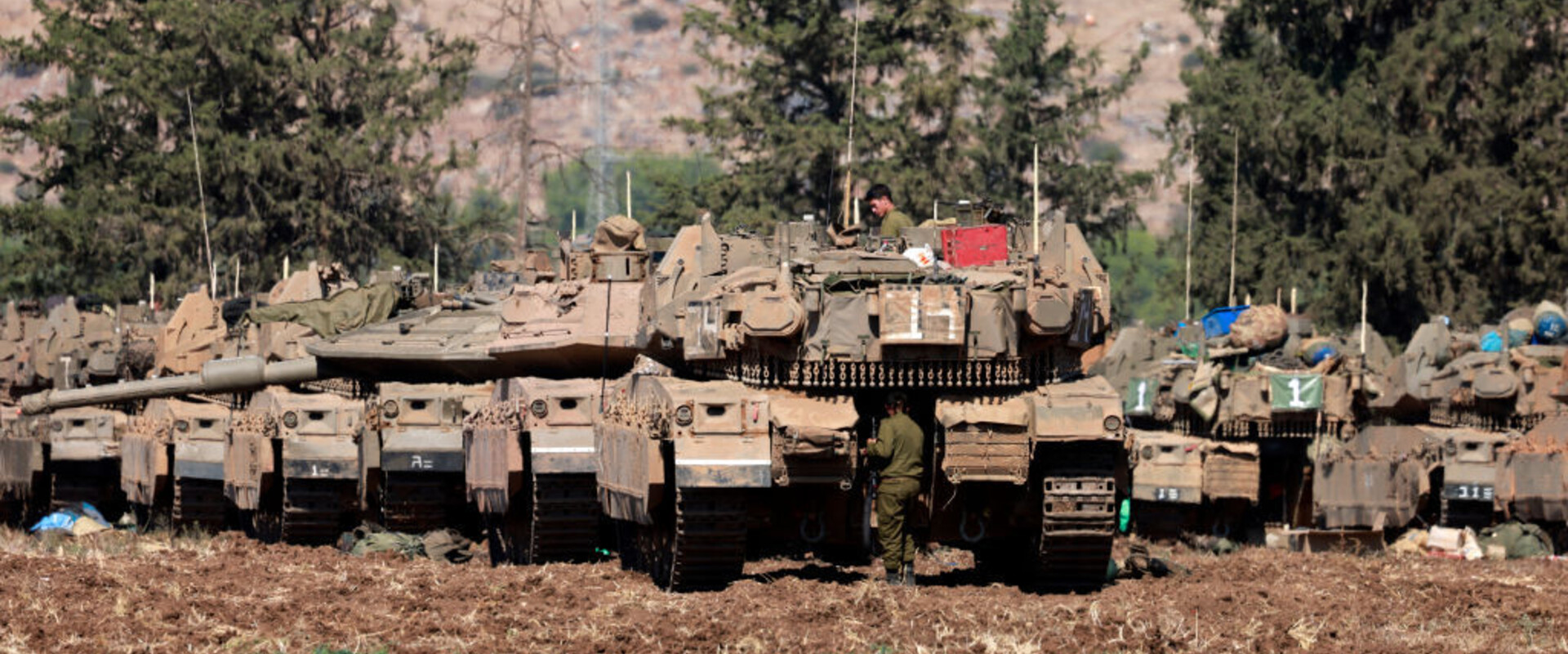 הכלים והכוחות בצפון (צילום: MENAHEM KAHANA/AFP via Getty Images)